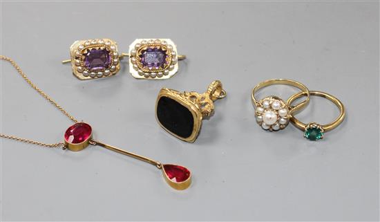 Mixed jewellery.